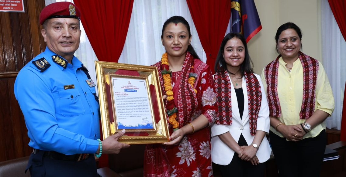 सुनचाँदी लुट्न आएका व्यक्तिको प्रतिकार गरेकी सञ्जितालाई आईजीपीद्वारा सम्मान